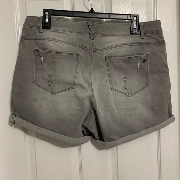 NWT Democracy “Ab”solution washed gray distressed cuffed shorts - Picture 3 of 8